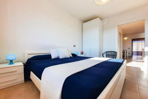 トッレ・カンネにあるAppartamento Corallo - MyHo Casaのベッドルーム(大型の青と白のベッド1台付)