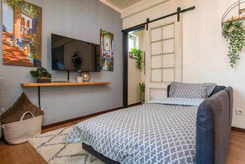 Arty Vintage Townhouse with Rooftop Shower & Sun Loungers