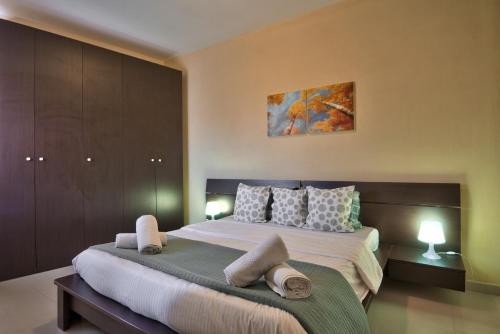 Ένα ή περισσότερα κρεβάτια σε δωμάτιο στο Emerald Court - Radiant Sliema Apartments & Penthouse by ShortletsMalta