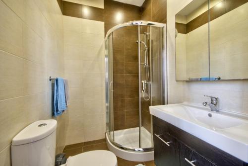 Ένα μπάνιο στο Emerald Court - Radiant Sliema Apartments & Penthouse by ShortletsMalta