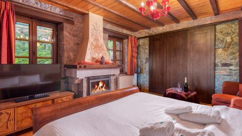 um quarto com uma cama e uma lareira em ViP Suite 4 Seasons em Arachova