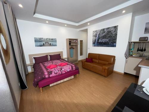 1 dormitorio con 1 cama y 1 sofá en Residence Akantha en Niza