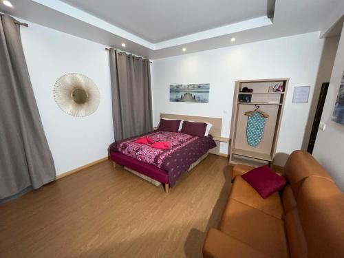 sala de estar con cama y sofá en Residence Akantha en Niza