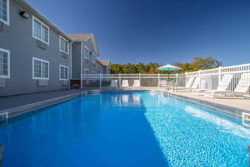 uma grande piscina azul ao lado de um edifício em Days Inn by Wyndham Mountain Home em Mountain Home