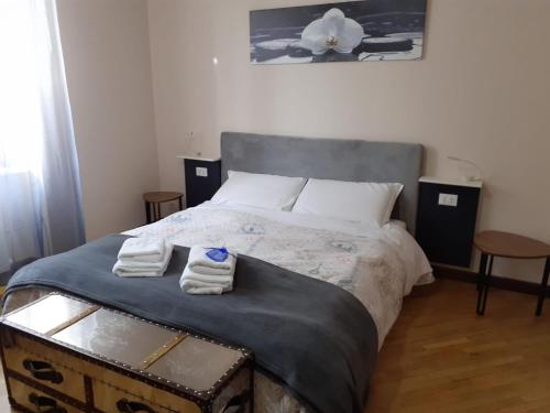 1 dormitorio con 1 cama con 2 toallas en Megaride Guest House, en Como