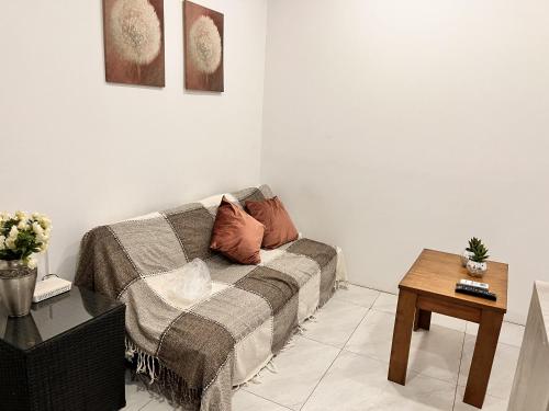 a living room with a couch and a table at Departamento 1 habitación zona exclusiva in Asuncion