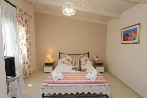 Tempat tidur dalam kamar di Kouros resort