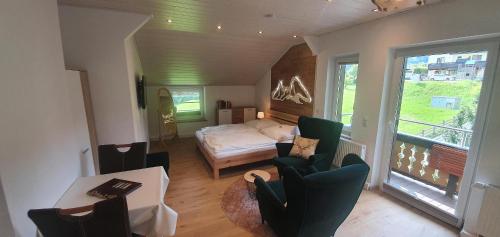 - une chambre avec un lit, une table et des chaises dans l'établissement Ferienwohnungen Haus Marienblick, à Berchtesgaden