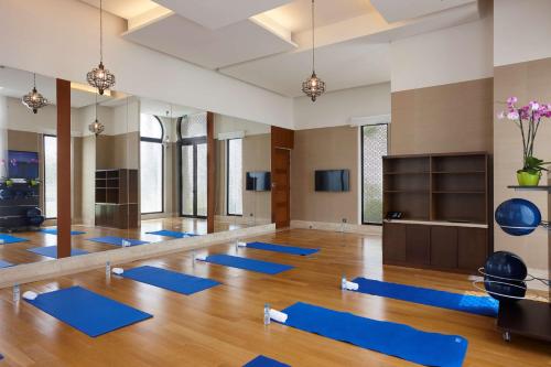 a yoga class with blue mats in a room at Banyan Tree Tamouda Bay in Fnidek