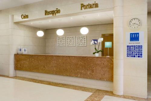Ο χώρος του λόμπι ή της ρεσεψιόν στο TRYP by Wyndham Montijo Parque Hotel