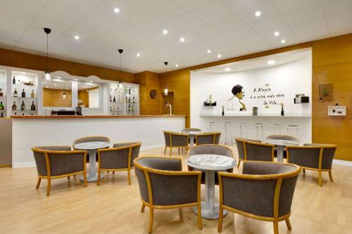 Ο χώρος του lounge ή του μπαρ στο TRYP by Wyndham Montijo Parque Hotel