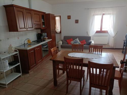 a kitchen and living room with a table and chairs at Appartamenti Santa Chiara in Assisi
