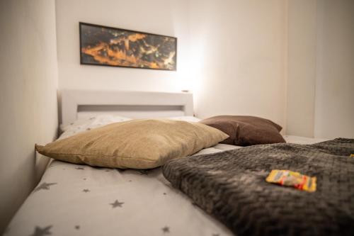 - un lit avec 2 oreillers dans l'établissement Zentral FeWo - EG - Karli - 30qm - Küche - DisneyPlus, à Leipzig