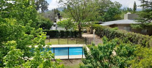 una casa con piscina en el patio en CASA EN JUANA KOSLAY San Luis con pileta, en San Luis