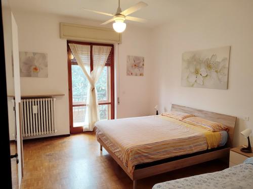 een slaapkamer met een bed en een plafondventilator bij Villa Zene in Montù Beccaria