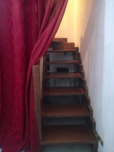 un escalier avec un rideau rouge dans l'établissement Mazzini, à Forlì