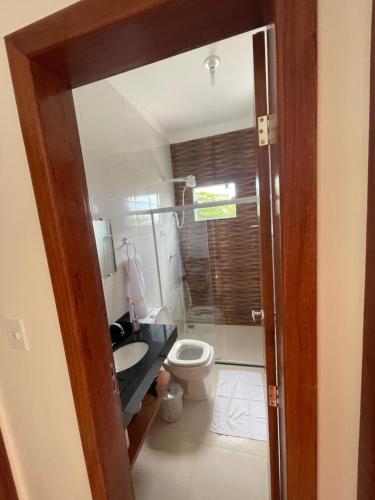 a bathroom with a toilet and a sink at P&M'S Porto Seguro Taperapuan in Porto Seguro