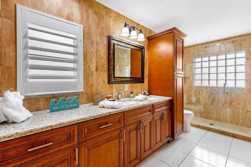 a bathroom with a sink and a mirror at Private Pool｜Near Beach｜Fenced Yard｜Outdoor Living in Naples