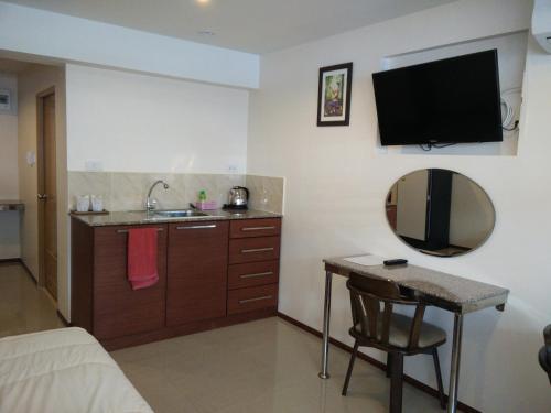 een hotelkamer met een wastafel en een badkamer bij Dream Boutique Hotel in Cha Am