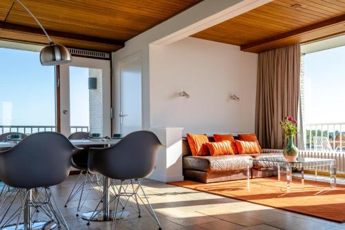 Hotel de Milliano في بريسكين: غرفة معيشة مع أريكة وطاولة