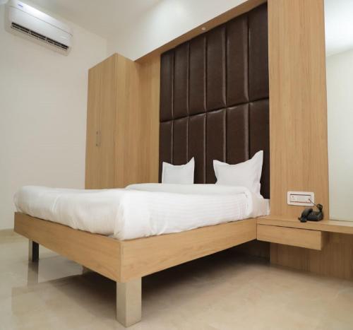 Postel nebo postele na pokoji v ubytování Hotel Dwarka Palace