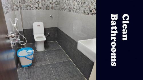 un bagno con un water e un lavandino di Hotel AK Tirupati a Tirupati