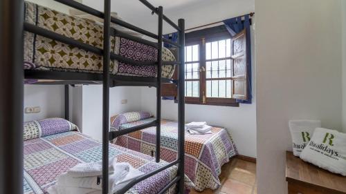Zimmer mit 2 Etagenbetten und einem Fenster in der Unterkunft La Albahaca Jimera de Libar by Ruralidays in Jimera de Líbar