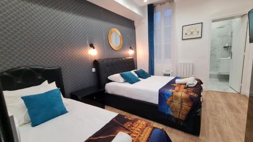 une chambre d'hôtel avec deux lits et une salle de bain dans l'établissement 157 - Urban Coco Chanel Flat in Montorgueil, à Paris