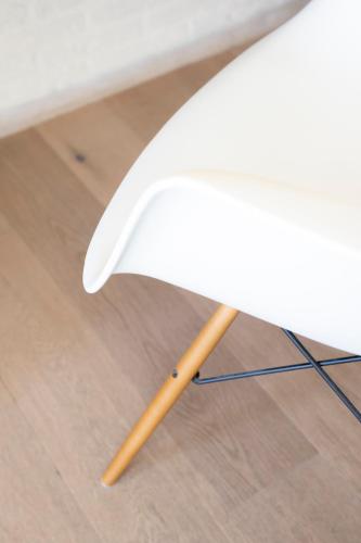 a white umbrella sitting on top of a wooden stick at Hotel de Milliano in Breskens