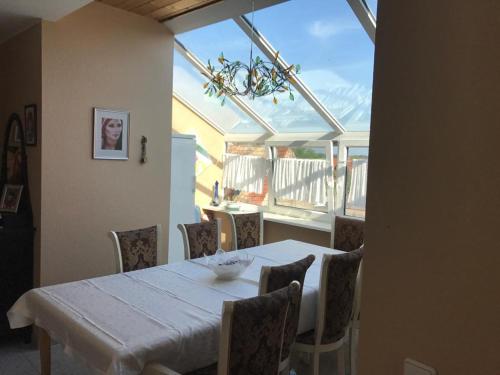 a dining room with a table and chairs and a chandelier at 1 Zimmer (Monteurzimmer) Bruchsal/Forst 2 Personen in Forst