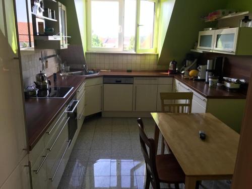 una pequeña cocina con mesa, mesa y sillas en 1 Zimmer (Monteurzimmer) Bruchsal/Forst 2 Personen, en Forst