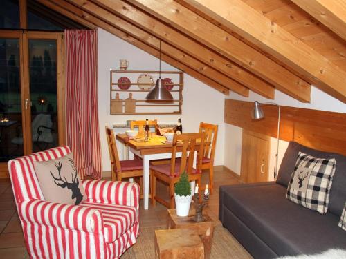 sala de estar con mesa y sofá en Casa Claudia - die schöne 4-Sterne-Fewo - im Sommer Bergbahntickets inclusive, en Oberstdorf