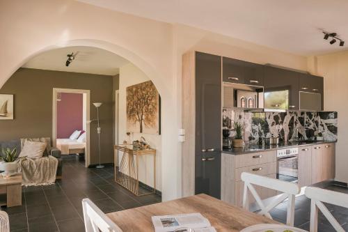 米尼亞的住宿－Queen Bee Residence，厨房、带桌子的客厅和用餐室