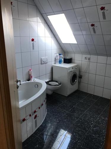 uma casa de banho com um WC e uma máquina de lavar roupa em 1 Zimmer (Monteurzimmer) Bruchsal/Forst 2 Personen em Forst