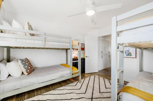 1 dormitorio con 2 literas y alfombra en Scottsdale Escape en Scottsdale