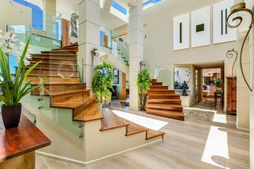 ケープタウンにあるErinvale Luxury Villaの木製の床の家の階段