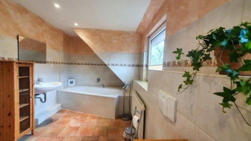 uma casa de banho com uma banheira e um lavatório em Margerite em Mirow