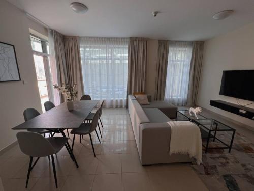 uma sala de estar com um sofá e uma mesa em Huge terrace with canal view & hotels beach access available no Dubai