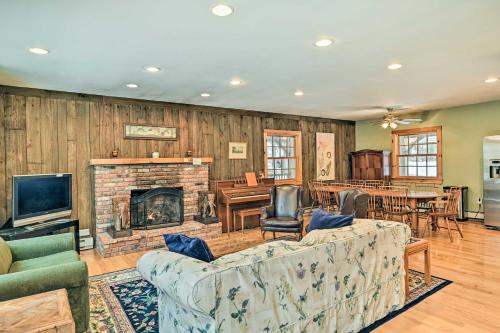 Un lugar para sentarse en West Dover Home with Deck about 2 Mi to Mount Snow!