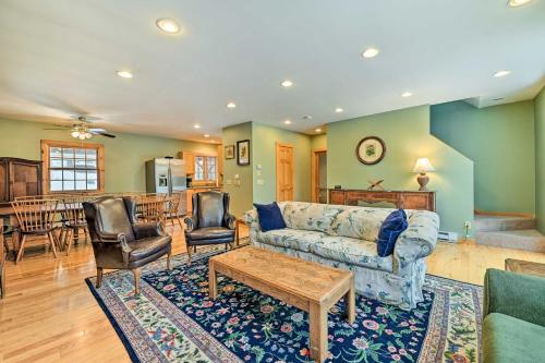 Un lugar para sentarse en West Dover Home with Deck about 2 Mi to Mount Snow!
