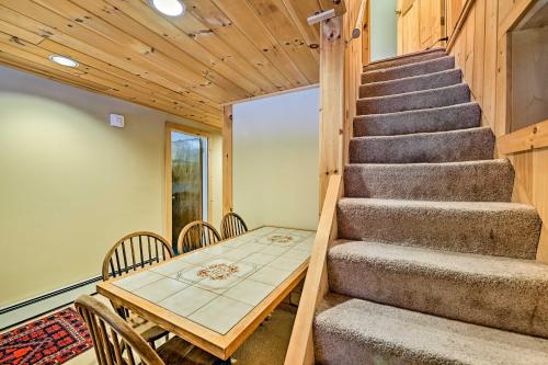 Galería fotográfica de West Dover Home with Deck about 2 Mi to Mount Snow! en West Dover