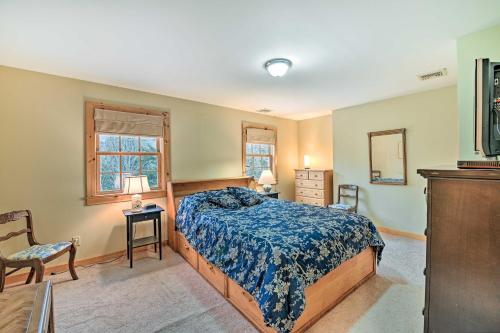 Una cama o camas en una habitación de West Dover Home with Deck about 2 Mi to Mount Snow!