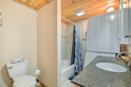 Un baño de West Dover Home with Deck about 2 Mi to Mount Snow!