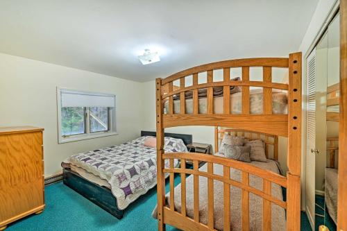 Una cama o camas en una habitación de West Dover Home with Deck about 2 Mi to Mount Snow!