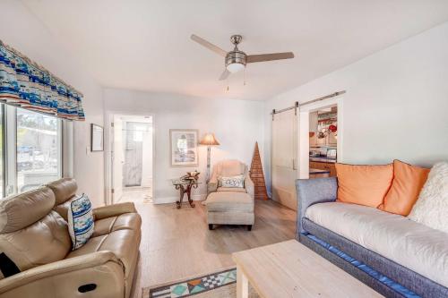 Una sala de estar con dos sofás y un ventilador de techo. en Canal-Front Florida Keys Home with Dock!, en Tavernier