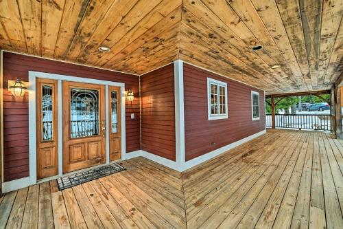 Galería fotográfica de West Dover Home with Deck about 2 Mi to Mount Snow! en West Dover
