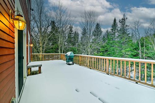 West Dover Home with Deck about 2 Mi to Mount Snow! durante el invierno