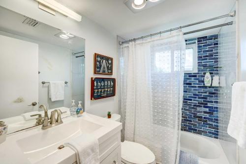 Un baño con lavabo, inodoro y ducha. en Canal-Front Florida Keys Home with Dock!, en Tavernier