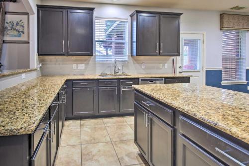 Dapur atau dapur kecil di Spacious Richmond Home Close to Parks and Shopping