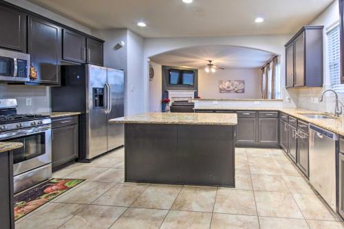 Dapur atau dapur kecil di Spacious Richmond Home Close to Parks and Shopping